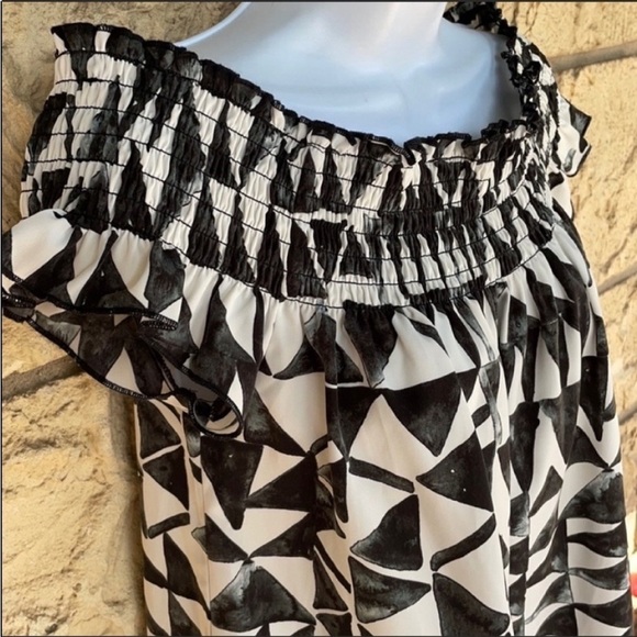 Jack By BB Dakota black & White Off shoulder
Size Small - Picture 12 of 12